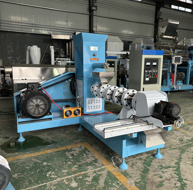 Máquina automática de fabricação de pellets para alimentos para peixes de 600-700 kg / DGP120 Pet Dog Cat Food Pellet Extruder