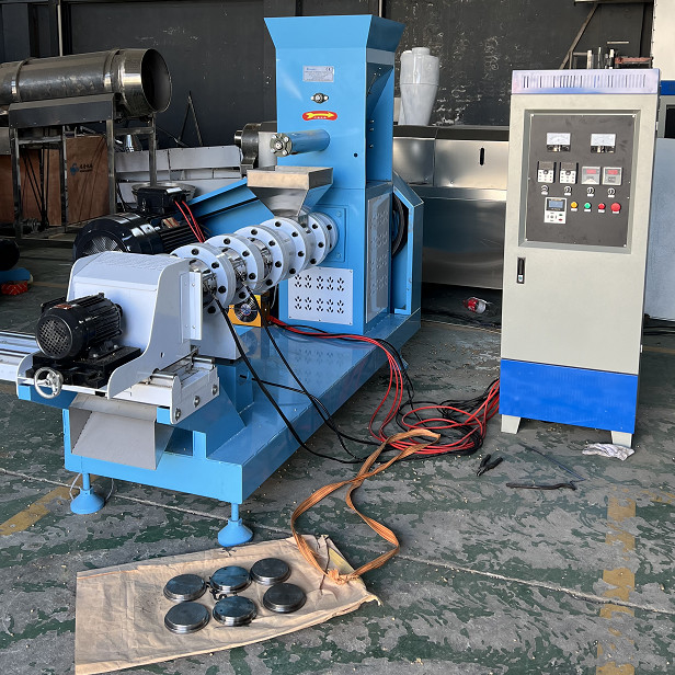 Máquina automática de fabricação de pellets para alimentos para peixes de 600-700 kg / DGP120 Pet Dog Cat Food Pellet Extruder