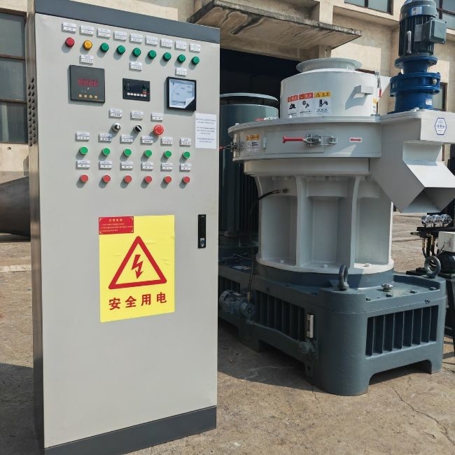 Máquina de pellets de madeira de grande capacidade Biomassa Linha de produção de pellets de madeira Anel vertical morrer Máquina de pellets de madeira