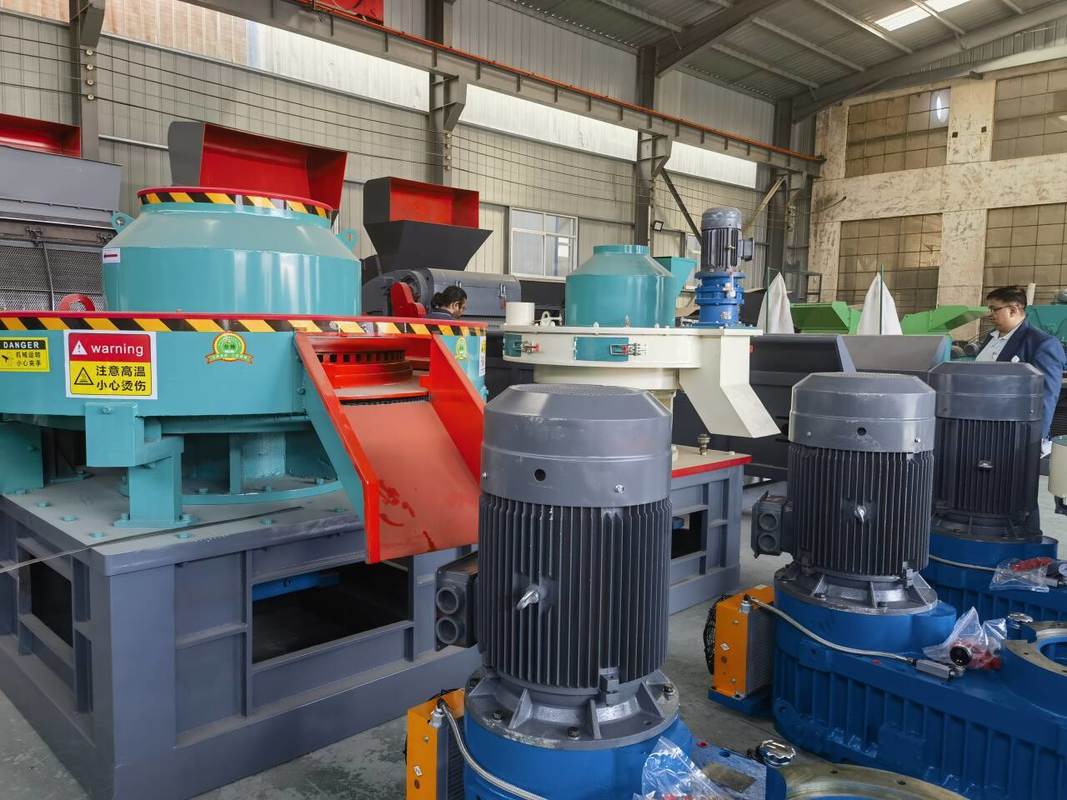 Máquina inovadora de briqueteamento de biomassa para o processamento de resíduos agrícolas e florestais