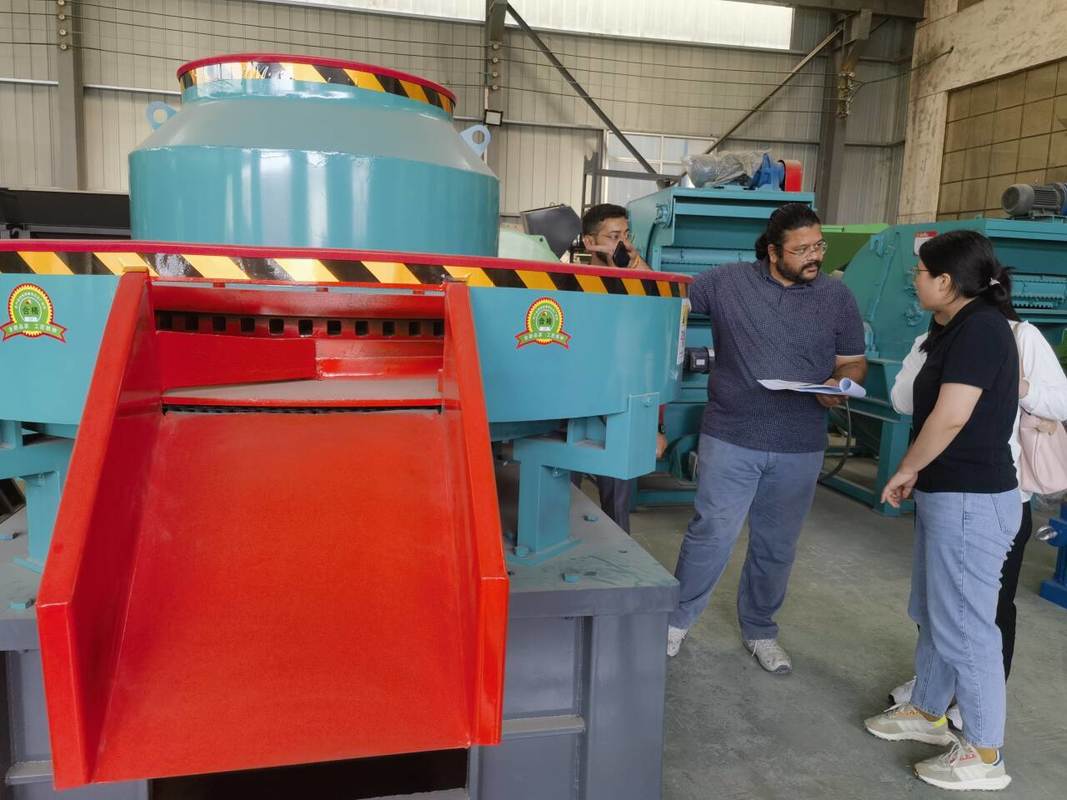 Máquina inovadora de briqueteamento de biomassa para o processamento de resíduos agrícolas e florestais